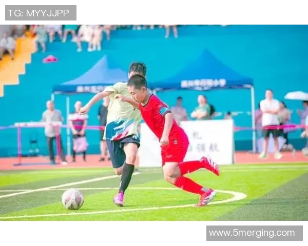 姑娘们的足球梦想在绿茵场上绽放青春活力与拼搏精神